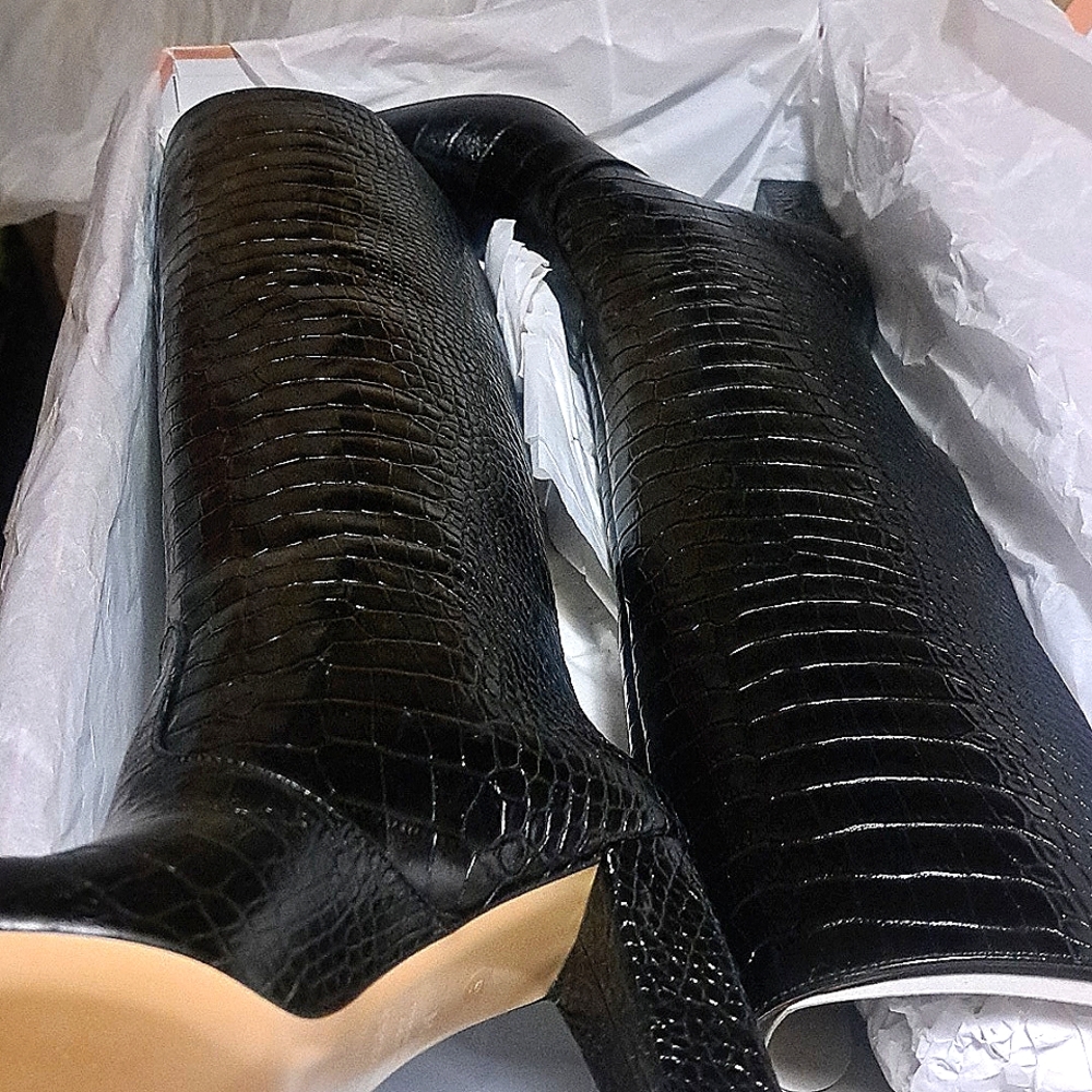 Capezzani size 8 highshaft black boots.